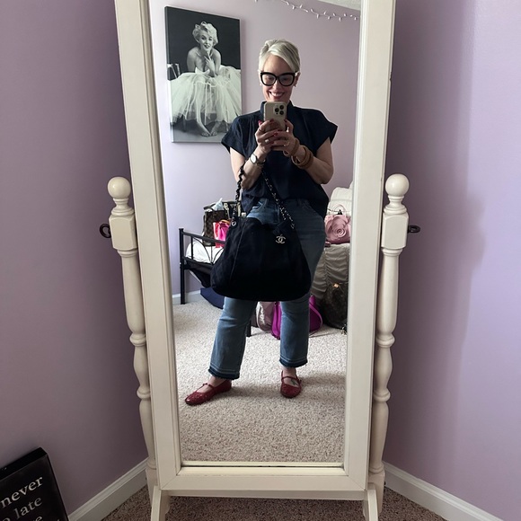 CHANEL Navy Blue Shoulder Bag with Iconic Chain Strap - Picture 10 of 16